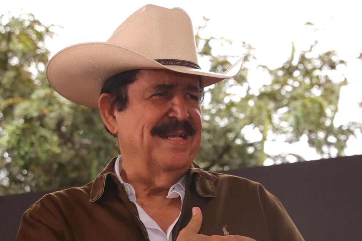 El expresidente de Honduras Manuel Zelaya, participa en una manifestación convocada por la presidenta de Honduras, Xiomara Castro, en la Casa Presidencial en Tegucigalpa. Foto: EFE/ Gustavo Amador