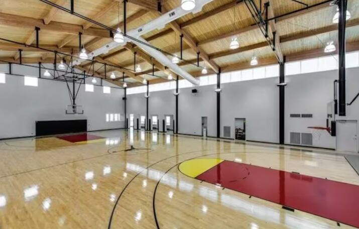 Cuenta con campo de baloncesto privado (Foto: Zillow)