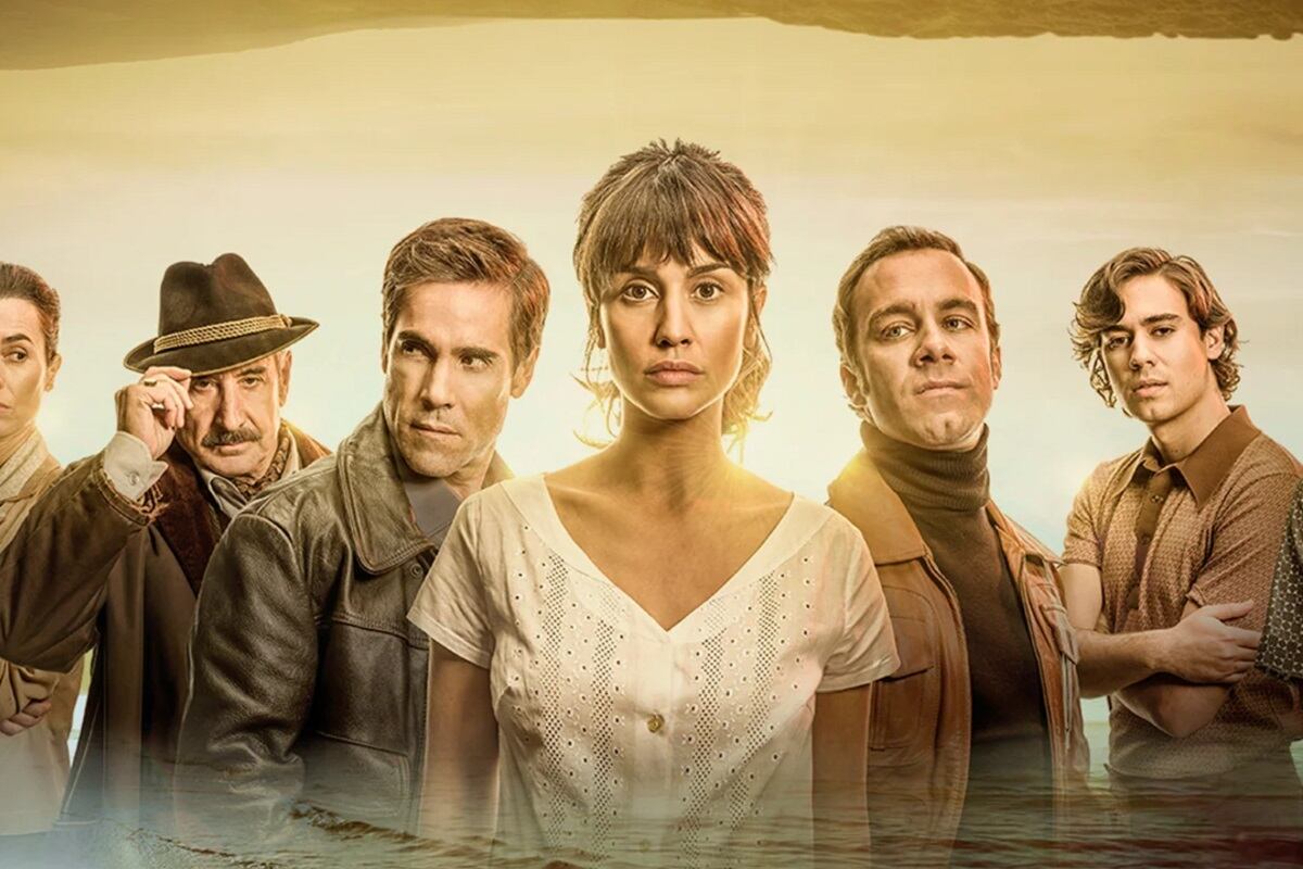 Juanjo Puigcorbé como Ramón Cervantes Montero, Unax Ugalde como Manuel Cervantes, Megan Montaner como María Rodríguez, Carlos Serrano como José Aguilar y Mateo Medina como Guillermo Rodríguez en la serie española "Entre Tierras" (Foto: Antena 3)