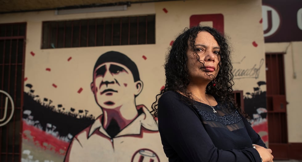 Marina Quiñe Fernández, nieta de Lolo Fernández, posa ante un mural inspirado en la figura de su abuelo, ubicado en el estadio que lleva el nombre de su abuelo en Breña. La madre de Marina fue la hija menor del delantero crema. (Foto: Elías Alfageme)