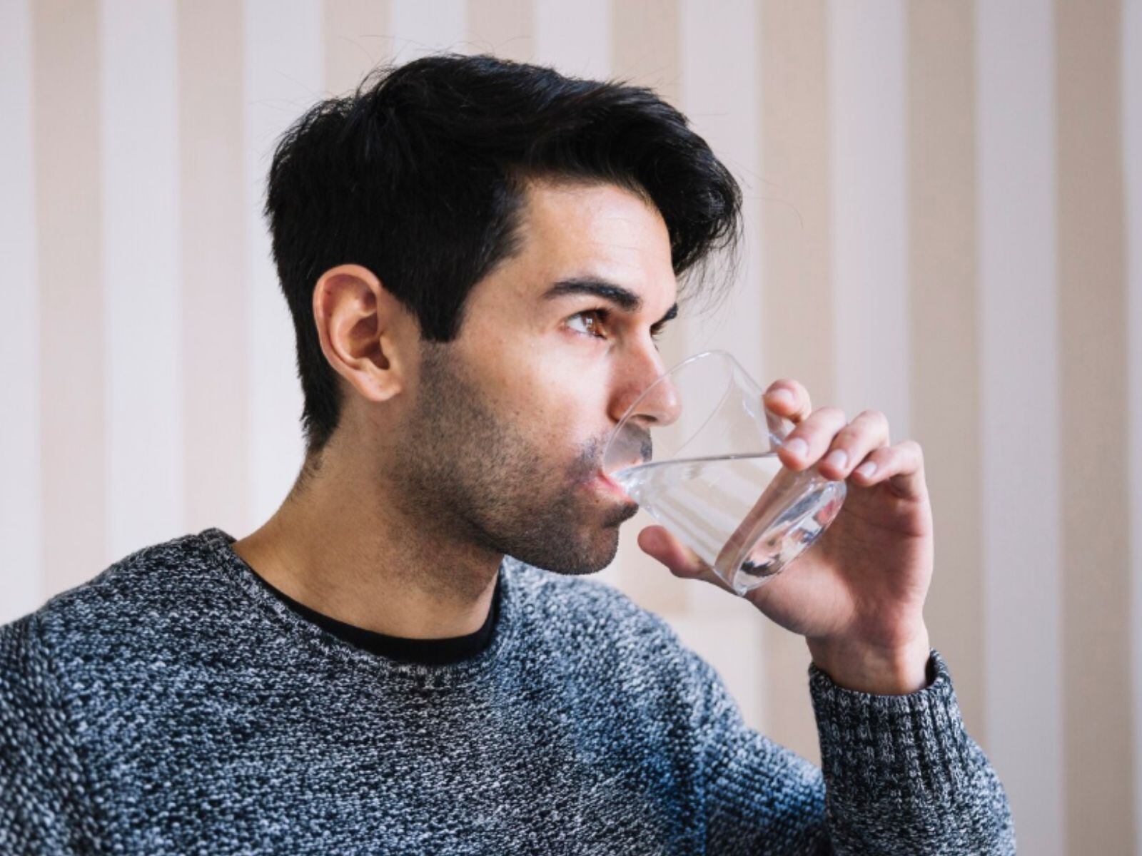 La cantidad de litros de agua al día puede variar según la edad y el sexo. (Créditos: Freepik)