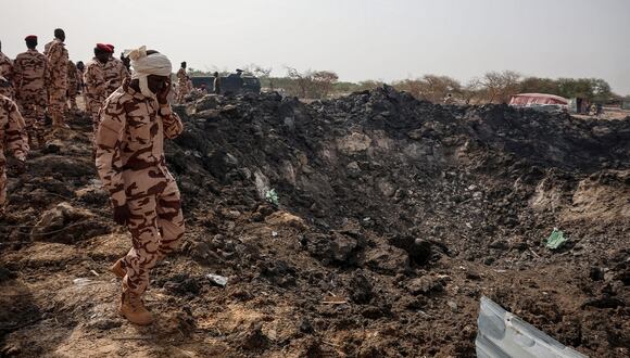 Miembros de las fuerzas de seguridad chadianas se encuentran en el lugar del incendio en un depósito de municiones en Yamena, el 19 de junio de 2024. (Foto de Joris Bolomey / AFP)