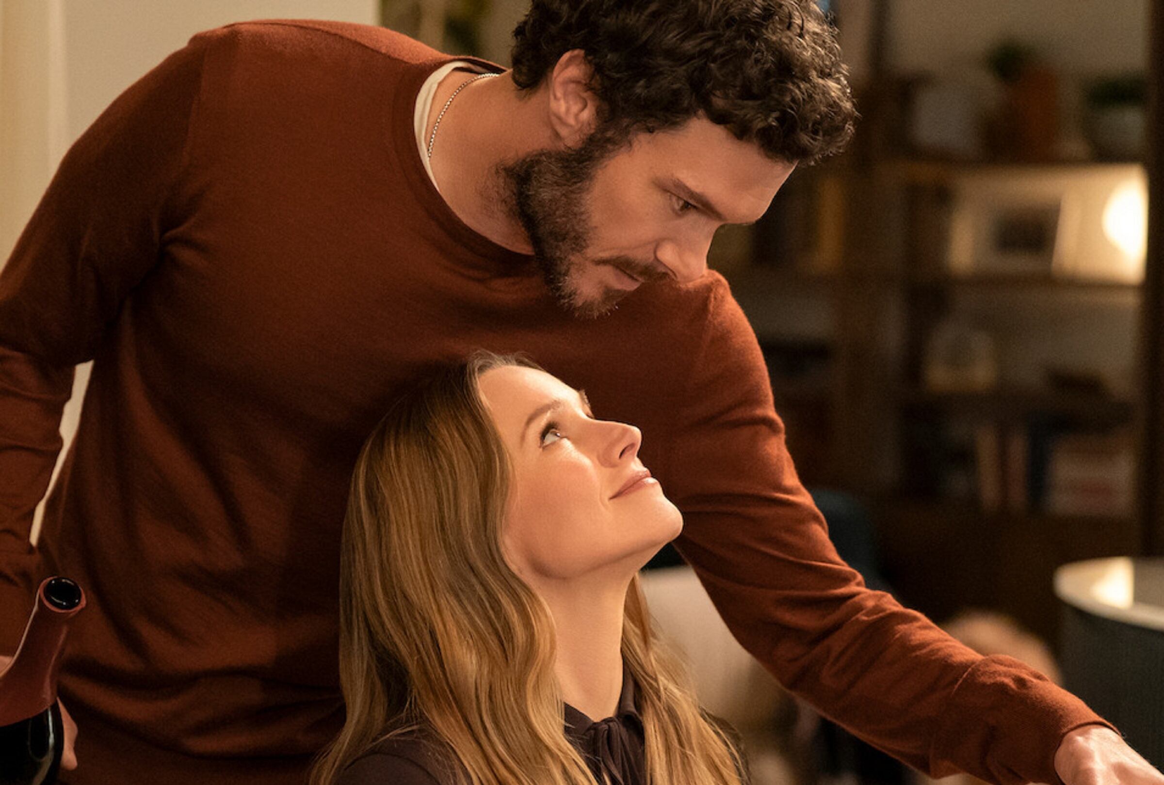 Noah (Adam Brody) y Joanne (Kristen Bell) se esfuerzan por hacer funcionar su relación en la segunda temporada de "Nadie quiere esto" (Foto: Netflix)