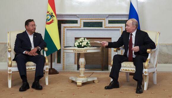 El presidente de Rusia, Vladimir Putin, y el presidente de Bolivia, Luis Arce, se reúnen al margen del Foro Económico Internacional de San Petersburgo (SPIEF) el 6 de junio de 2024. (Foto de Anton Vaganov / AFP).