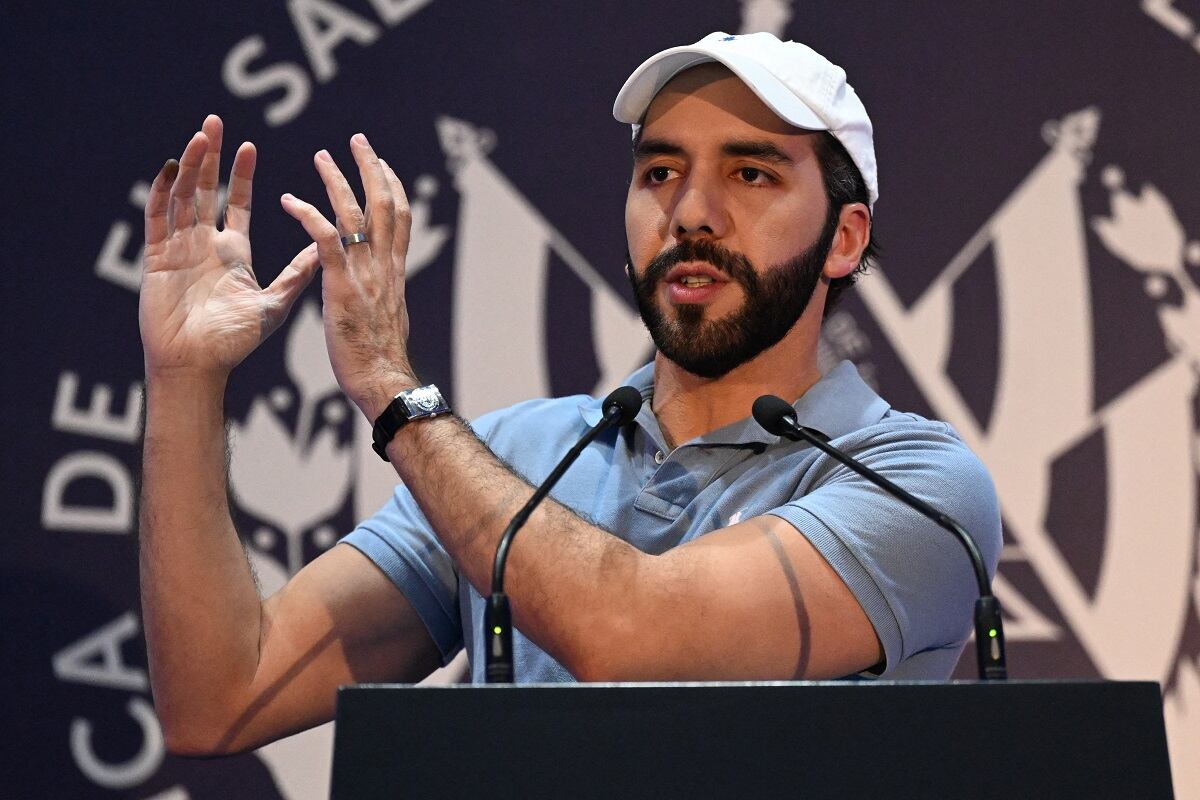 El presidente salvadoreño, Nayib Bukele, pronuncia un discurso tras emitir su voto en San Salvador el 4 de febrero de 2024. (Foto de Marvin RECINOS / AFP)