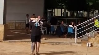 El emotivo abrazo entre un joven y su novia que se reencuentran tras el paso de la DANA en Valencia