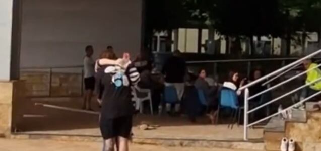 El emotivo abrazo entre un joven y su novia que se reencuentran tras el paso de la DANA