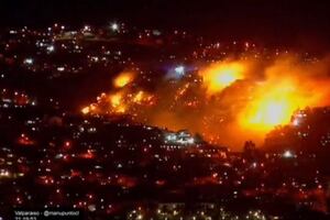 Chile: incendio forestal afecta decenas de viviendas del cerro Cordillera, en Valparaíso