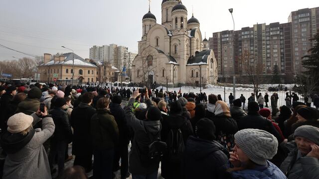 Miles de personas hacen cola frente a una iglesia en Moscú para despedirse de Navalny