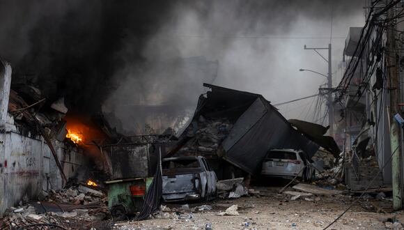 Vehículos afectados por una explosión, en San Cristóbal, República Dominicana, el 14 de agosto de 2023. (Foto de Orlando Barría / EFE)