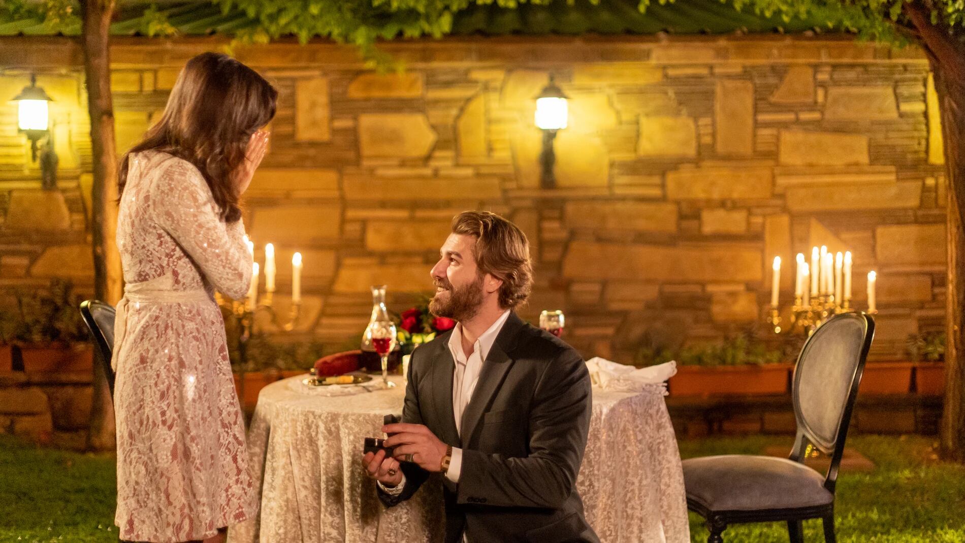 Fikret le pidió matrimonio a Zeynep y se alista una boda en la ciudad (Foto: Tims & B Productions)