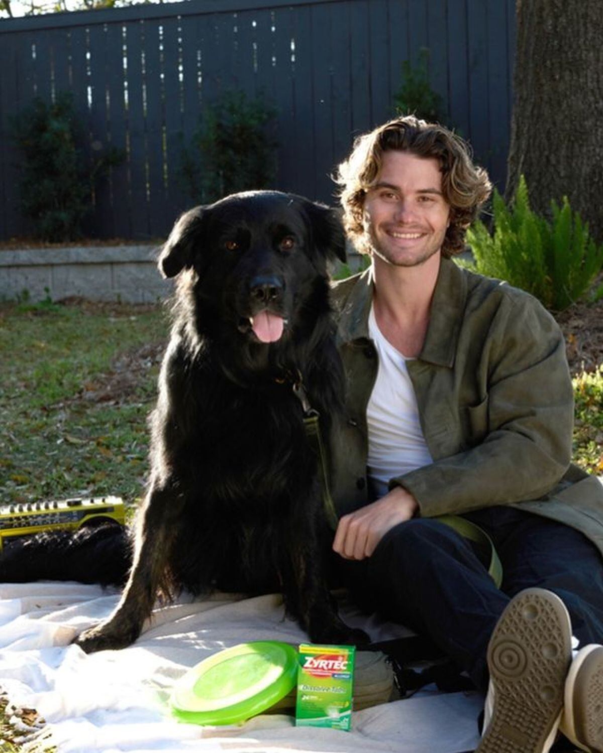 Aquí al lado de su gran amigo Milo (Foto: Chase Stokes / Instagram)