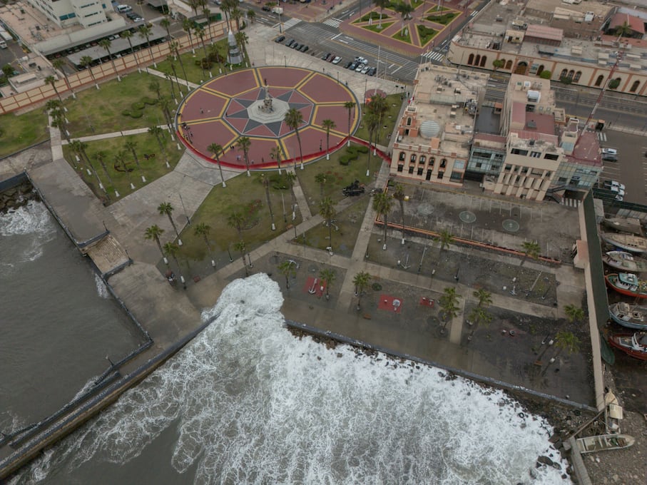 El fuerte oleaje que se viene registrando en la costa peruana inundó gran parte de la Plaza Grau en el Callao, aunque sin provocar víctimas ni heridos que lamentar. (Foto: Antonio Melgarejo/ @photo.gec)