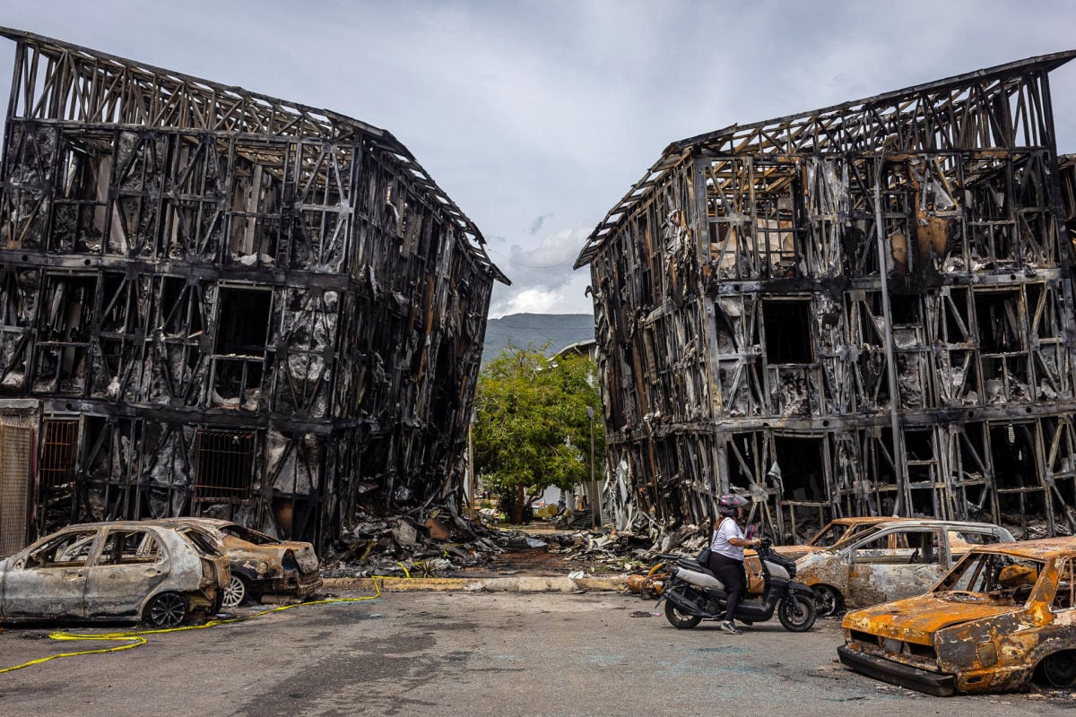 Fotografía que muestra edificios que hacían parte del programa social Misión Vivienda del presidente fallecido Hugo Chávez destruidos tras los terremotos que asolaron a Venezuela la semana pasada, este martes, en La Guaira. Foto: EFE/ Miguel Gutiérrez