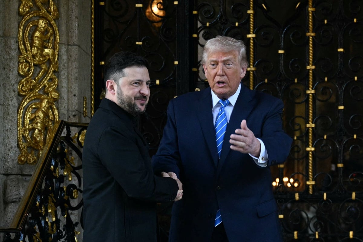 El presidente de Estados Unidos, Donald Trump, recibe al presidente ucraniano, Volodymyr Zelensky, en su residencia de Mar-a-Lago en Palm Beach, Florida, el 28 de diciembre de 2025. (Jim WATSON / AFP)