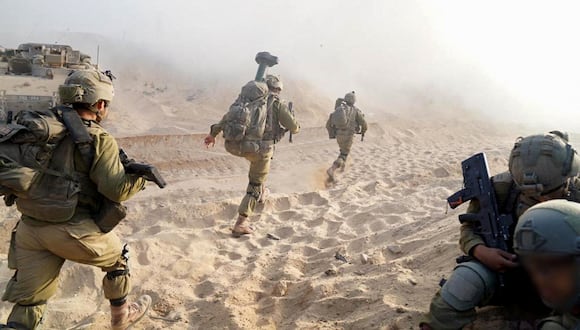 Esta fotografía publicada por el ejército israelí el 7 de noviembre de 2023 muestra a soldados durante operaciones en el norte de Gaza, en medio de continuas batallas entre Israel y el grupo militante palestino Hamás. (Foto de las Fuerzas de Defensa de Israel / AFP)