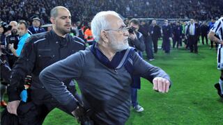 Facebook: suspenden liga griega porque dueño del PAOK ingresó al campo armado