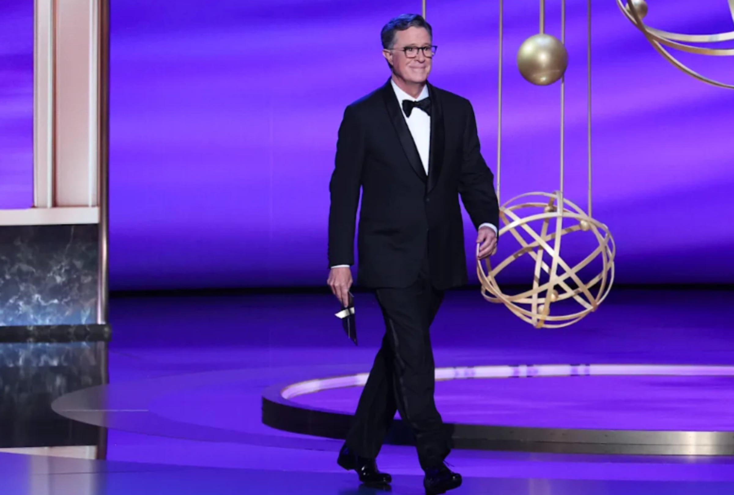 Al aceptar el trofeo a la mejor serie de entrevistas en los Premios Emmy 2025 , el presentador nocturno reconoció a Amy Cole (Foto: AFP)