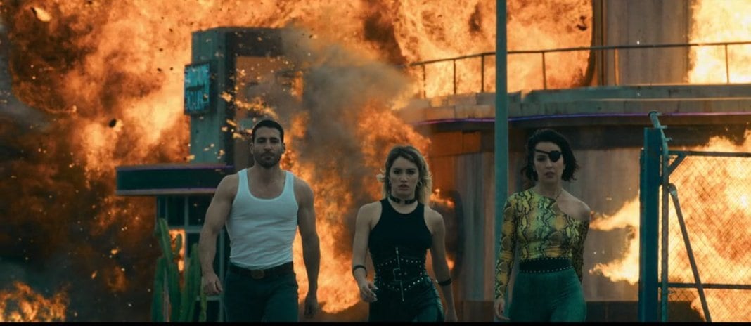 Moisés, Wendy y Coral después de quemar el burdel al final de "Sky Rojo" temporada 3 (Foto: Netflix)