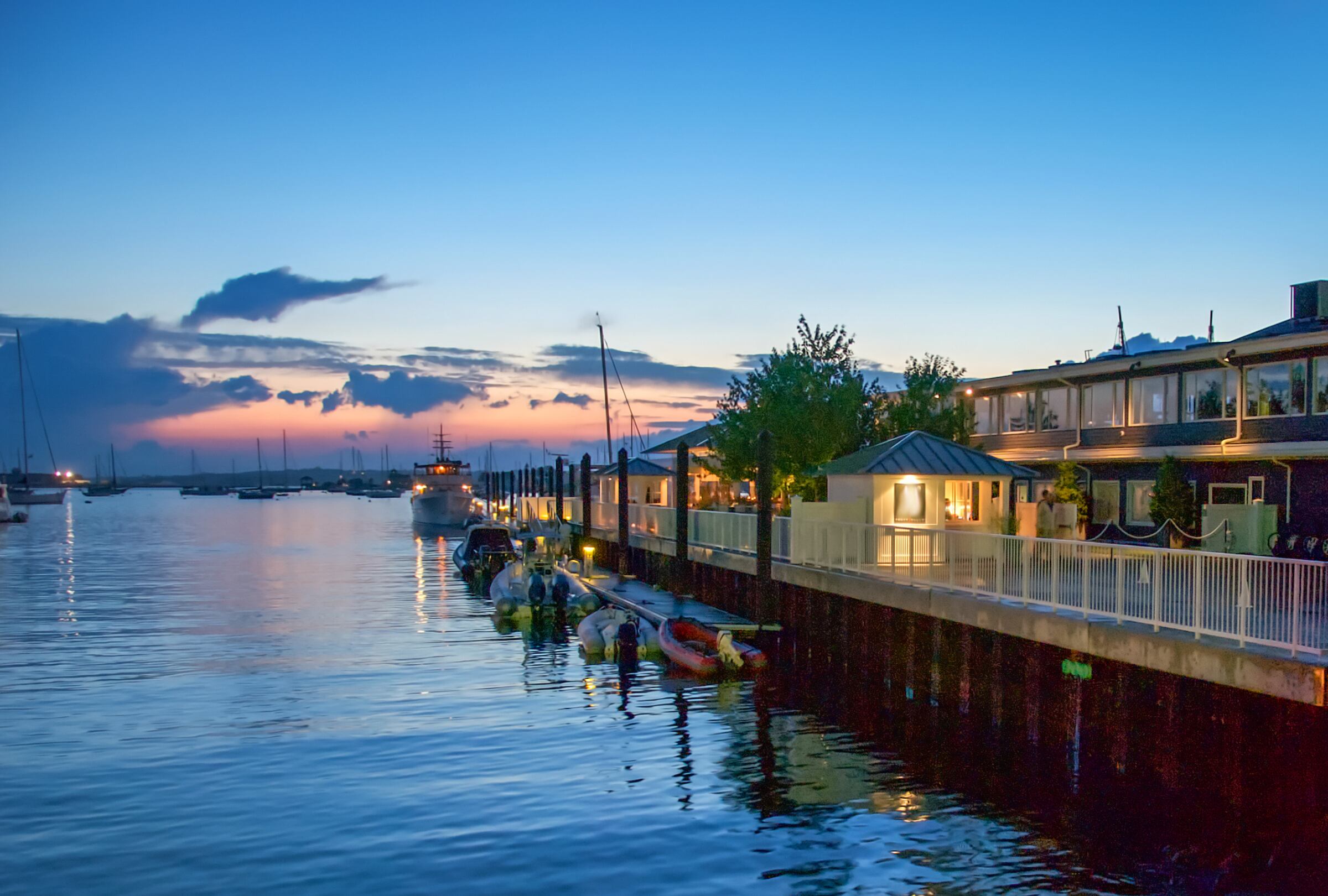 Rhode Island es el estado más pequeño de Estados Unidos, conocido por sus costas escénicas y su rica herencia marítima (Foto: Canva)