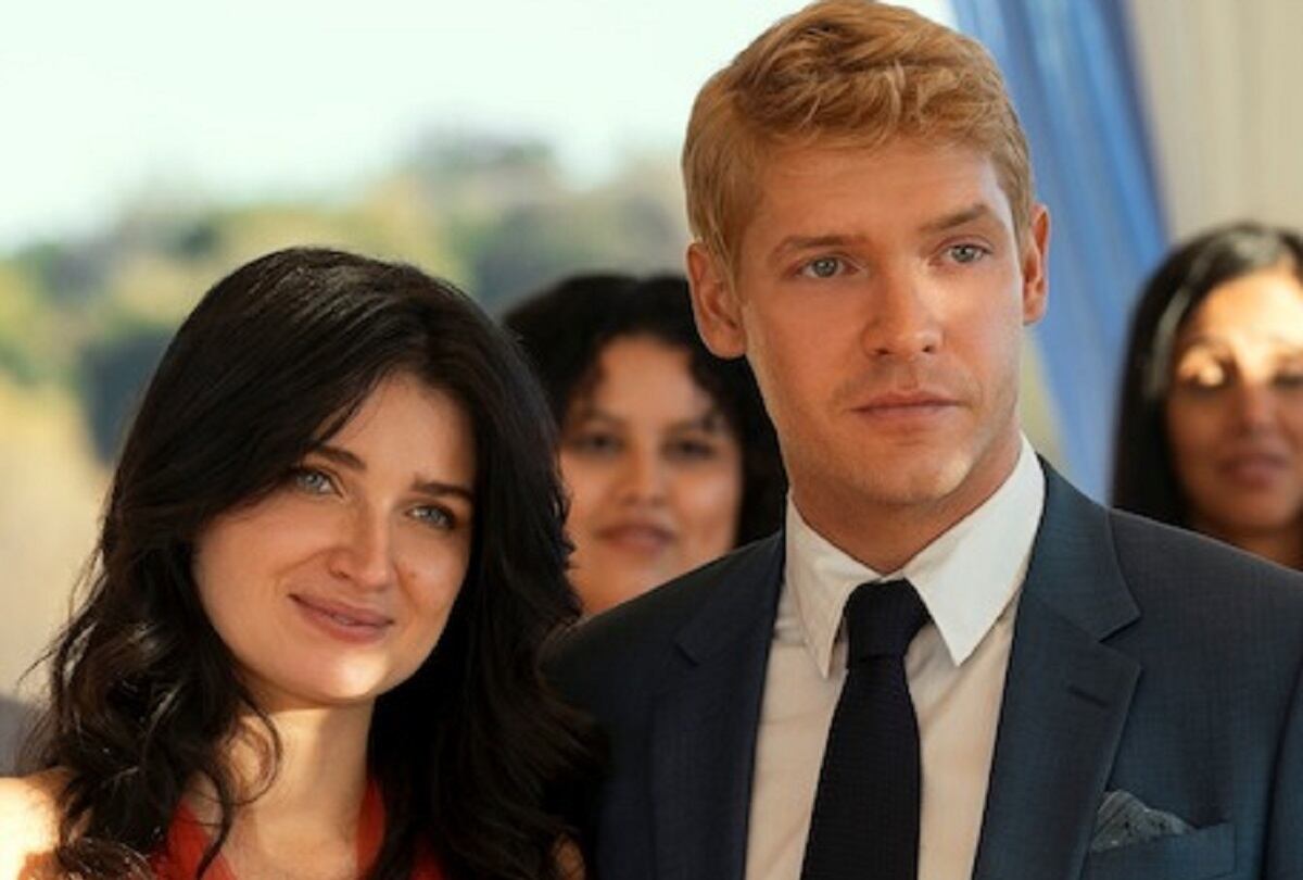 Amelia Sacks (Eve Hewson) y Benji Winbury (Billy Howle) en la cena de ensayo de su boda en la serie de drama y misterio "La pareja perfecta" (Foto: Netflix)