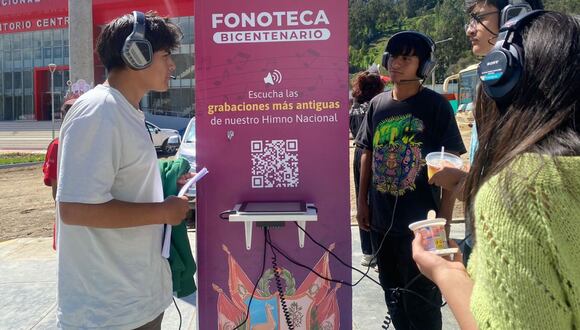 El 21 de mayo se implementó una cabina de audio en la plaza de Armas de Andahuaylas para que el público pueda reproducir y escuchar sonidos y fragmentos de la Fonoteca Bicentenario. (Foto: Proyecto Especial Bicentenario)