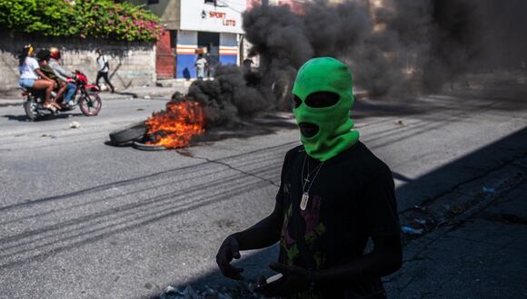 Un hombre encapuchado es visto en las calles de Puerto Príncipe, Haití, el 1 de marzo de 2024. (Foto de Johnson Sabin / EFE)