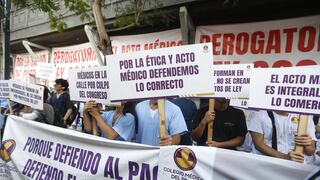 ¿Quién puede llamarse médico? El conflicto legal y gremial que divide al sistema de salud peruano por la Ley N° 32210