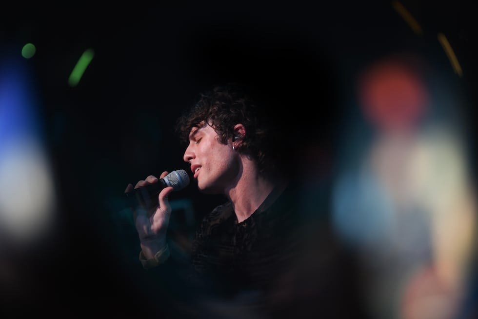 Leo atiende el llamado de su público y vuelve inmediatamente. Como irme y no cantar este tema que todos conocen muy bien. Y es cuando todos, al unísono, cantar la viralizada "Amapolas".