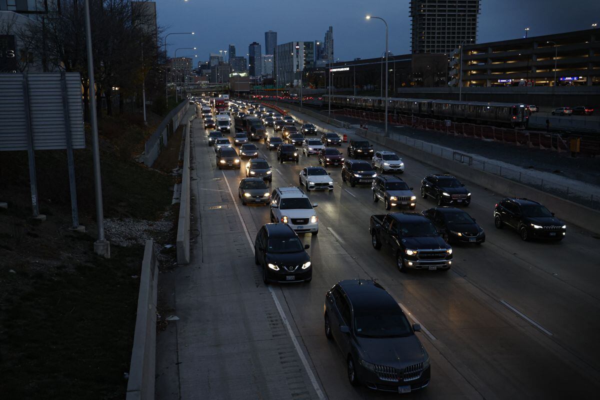 Tráfico en una de las autopistas de Chicago en Illinois en noviembre del 2024. (Foto: AFP)