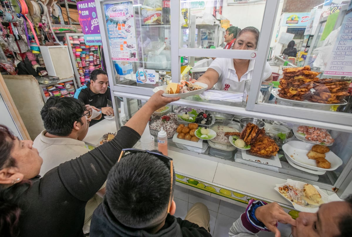 Los mercados son sitios de huariques cebicheros en todo el país. Si visita Chiclayo, puede disfrutar versiones acompañadas de tortitas de choclo o papas rellenas con salsa huancaína.