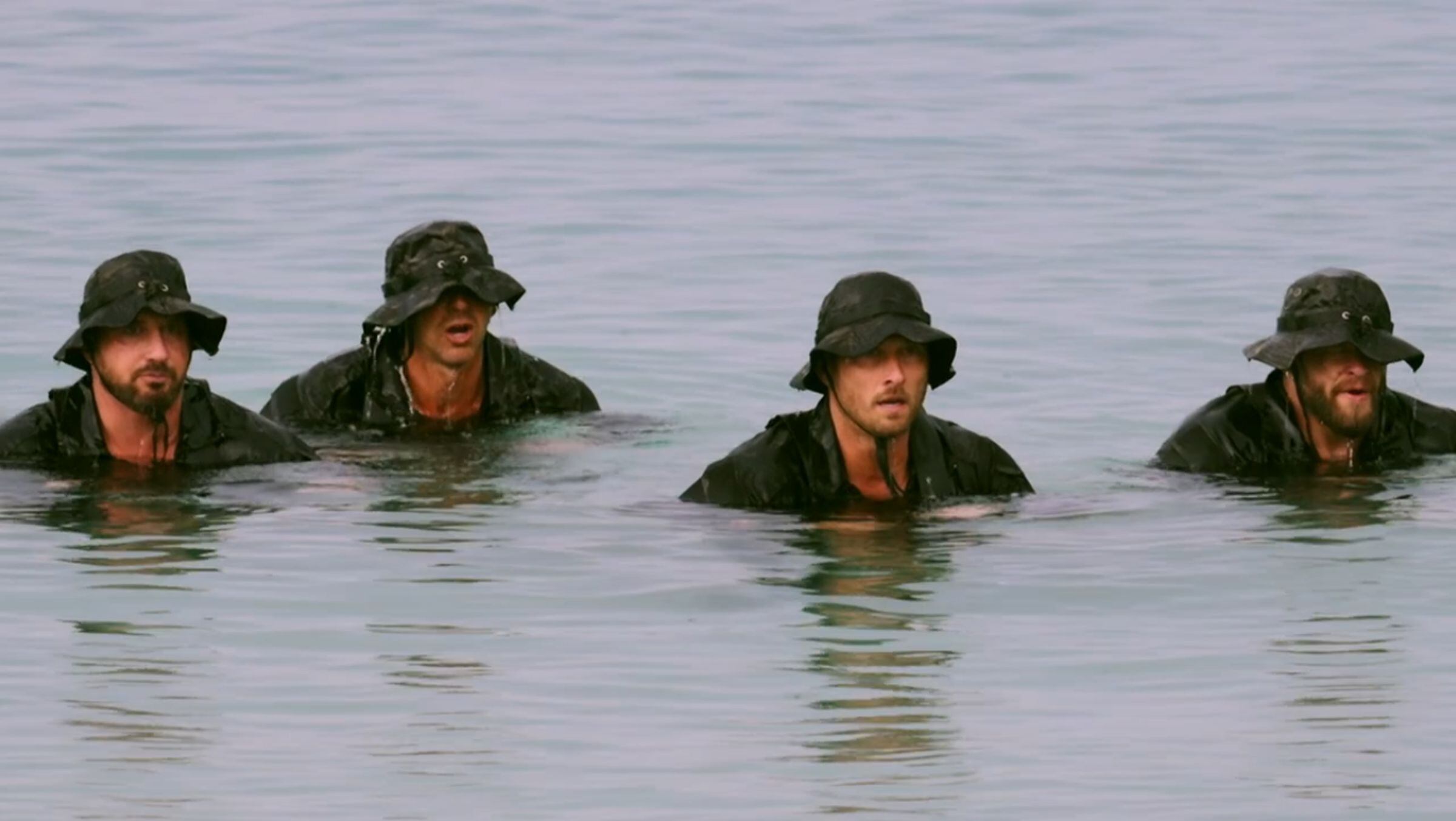 Estos son los cuatro Navy SEALs que han llegado a la isla para cazar a los concursantes (Foto: Beast Games / Amazon Prime Video)