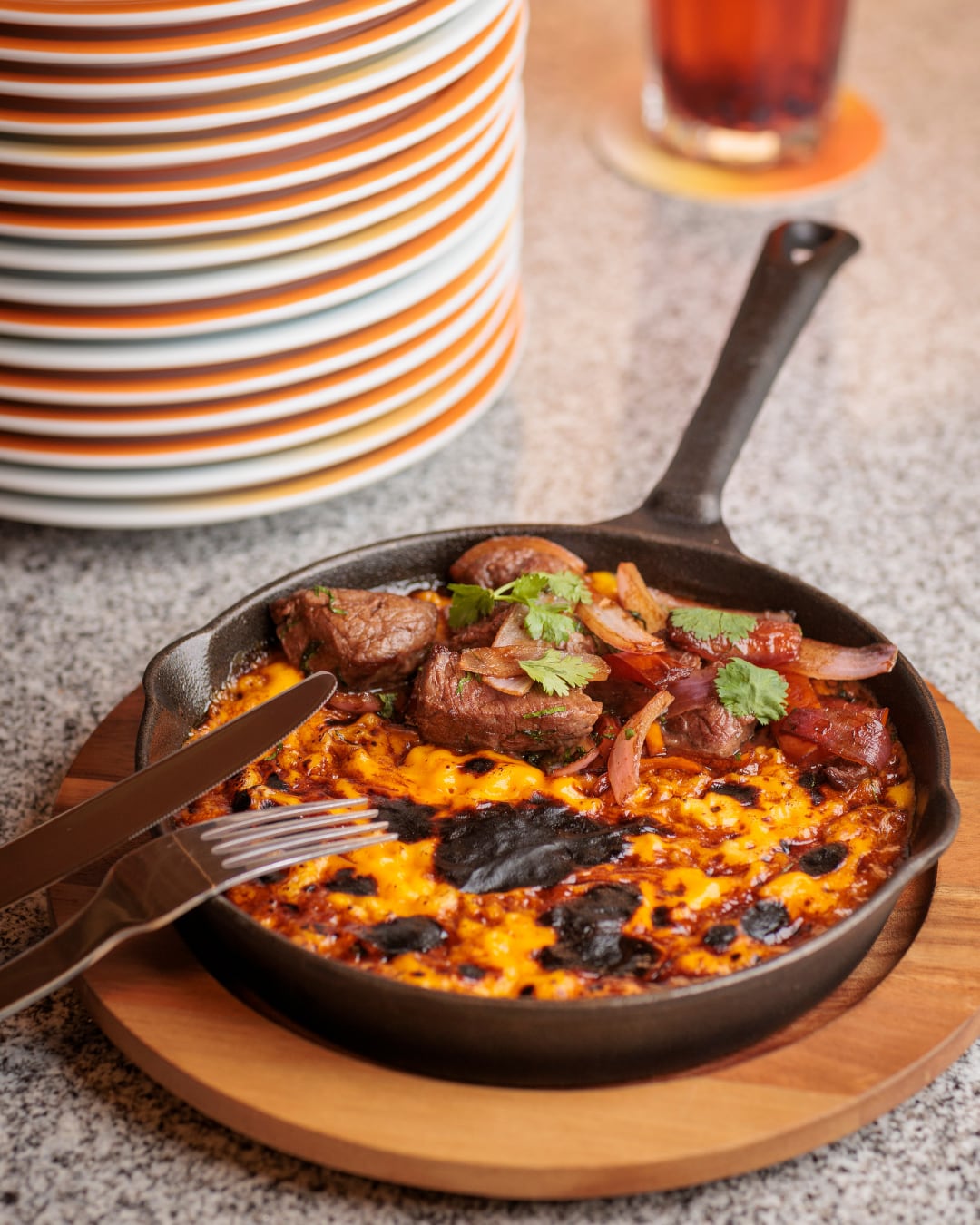 Los Huancaína Mac & Cheese son uno de los platos con elementos peruanos que decidieron incorporar a la carta de Melt. Se sirve con un jugoso lomo saltado, preparado con carne de calidad cocida en su punto y verduras sabrosas y perfectas.