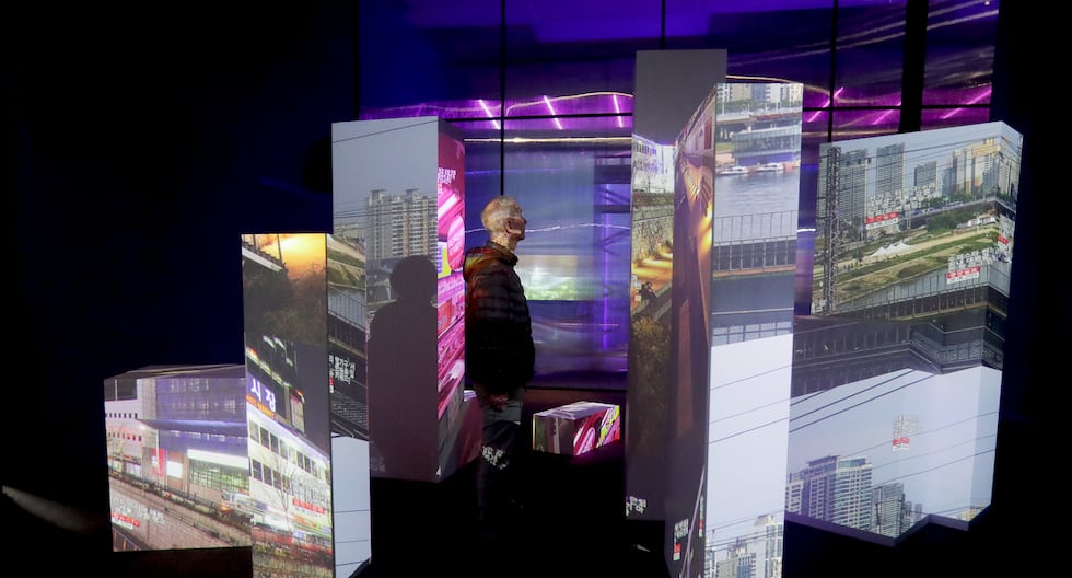 En la exposición "Mundo Expandido. Entre lo físico y lo virtual" se encuentra la obra de Marc Lee, "10.000 Moving Cities", una instalación interactiva que invita a reflexionar sobre la globalización. (FOTOS: ALESSANDRO CURRARINO)