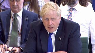 “Vamos a seguir adelante”: Boris Johnson se niega a dimitir pese a enorme crisis política en Reino Unido