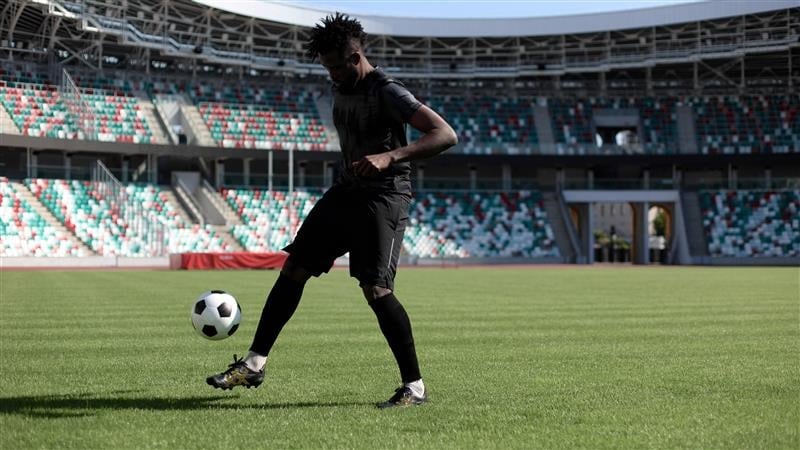 Tres Cruces y New Athletic desarrollaron un modelo de zapatillas que servirá como equipamiento para aquellos “bravos” que disfrutan del fútbol en cualquier tipo de cancha.