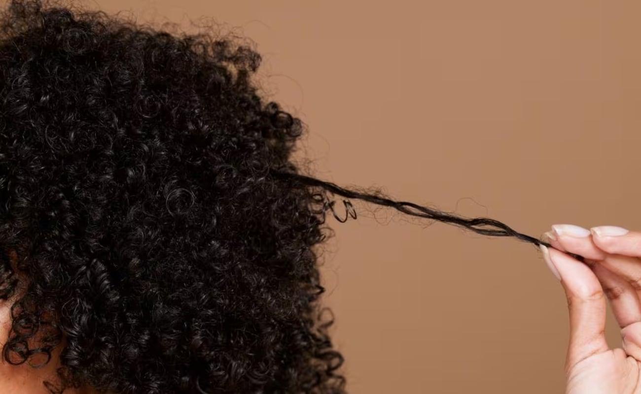 La psicología explica el significado de tocarse el pelo mientras hablas con otra persona