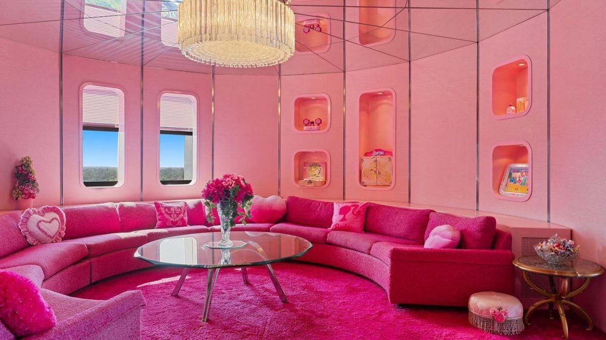 HISTORIA VIRAL | Esta mujer obsesionada con el color rosa ha convertido su casa en un espacio vintage de los años 70 donde todo es rosado. (Foto: @pentapalace / Instagram)