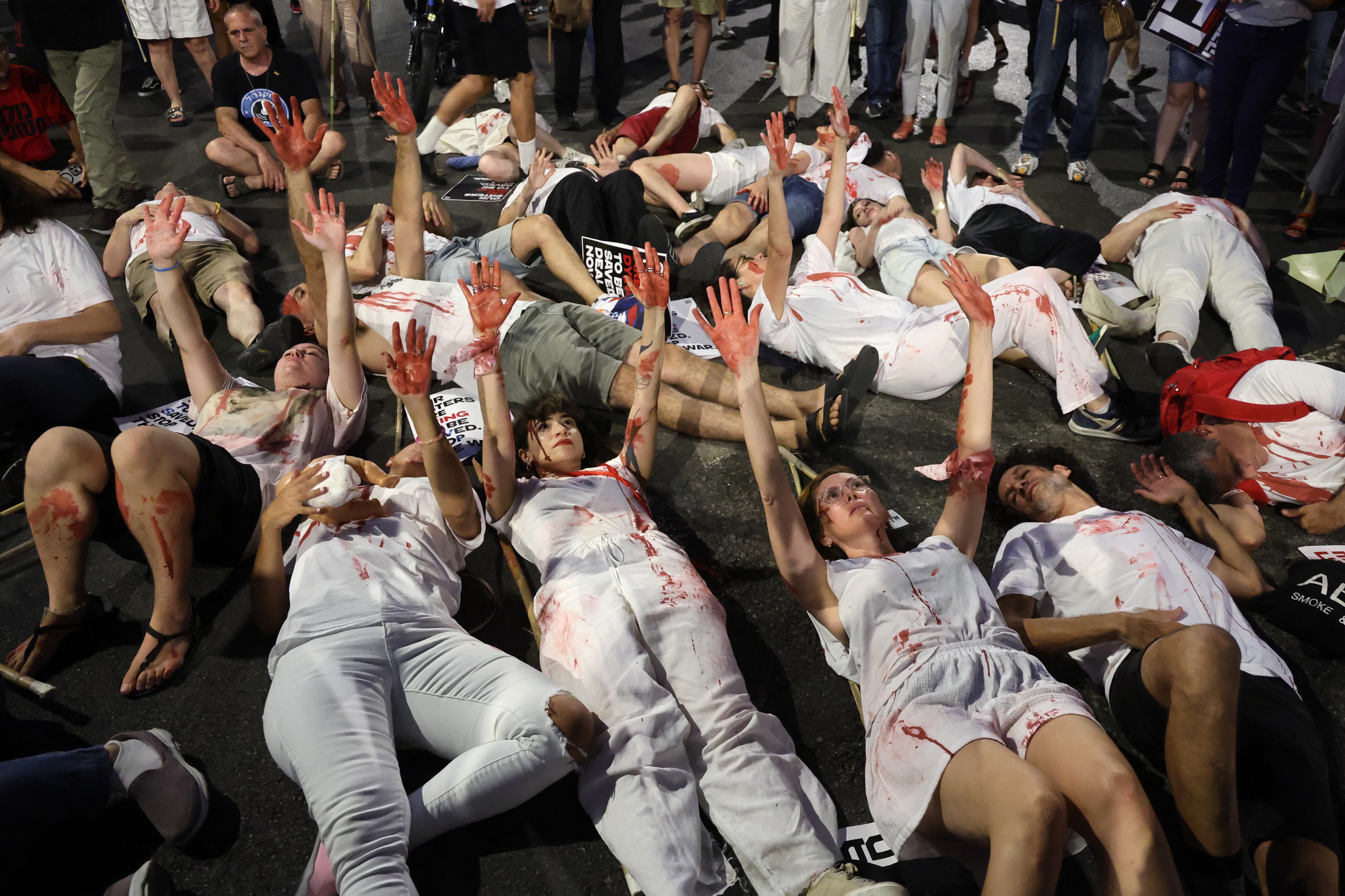 Familiares y partidarios de israelíes tomados como rehenes por militantes palestinos en Gaza en los ataques del 7 de octubre, se manifiestan pidiendo su liberación en la ciudad central de Tel Aviv el 8 de junio de 2024, en medio del conflicto en curso en la Franja de Gaza entre Israel y el militante palestino. grupo Hamás. (Foto de JACK GUEZ / AFP)