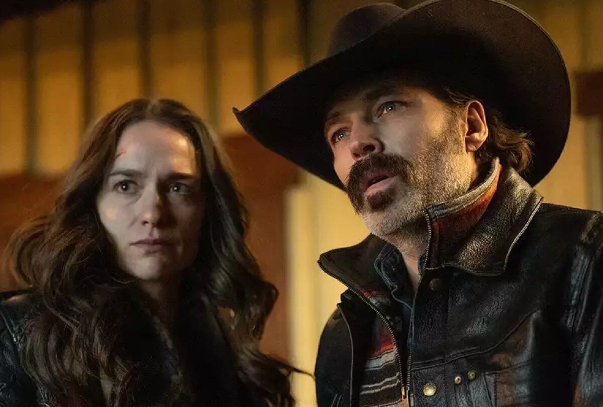 Melanie Scrofano interpreta a Wynonna Earp y Tim Rozon interpreta a Doc Holiday en la película "Wynonna Earp: Vengeance" (Foto: Tubi)