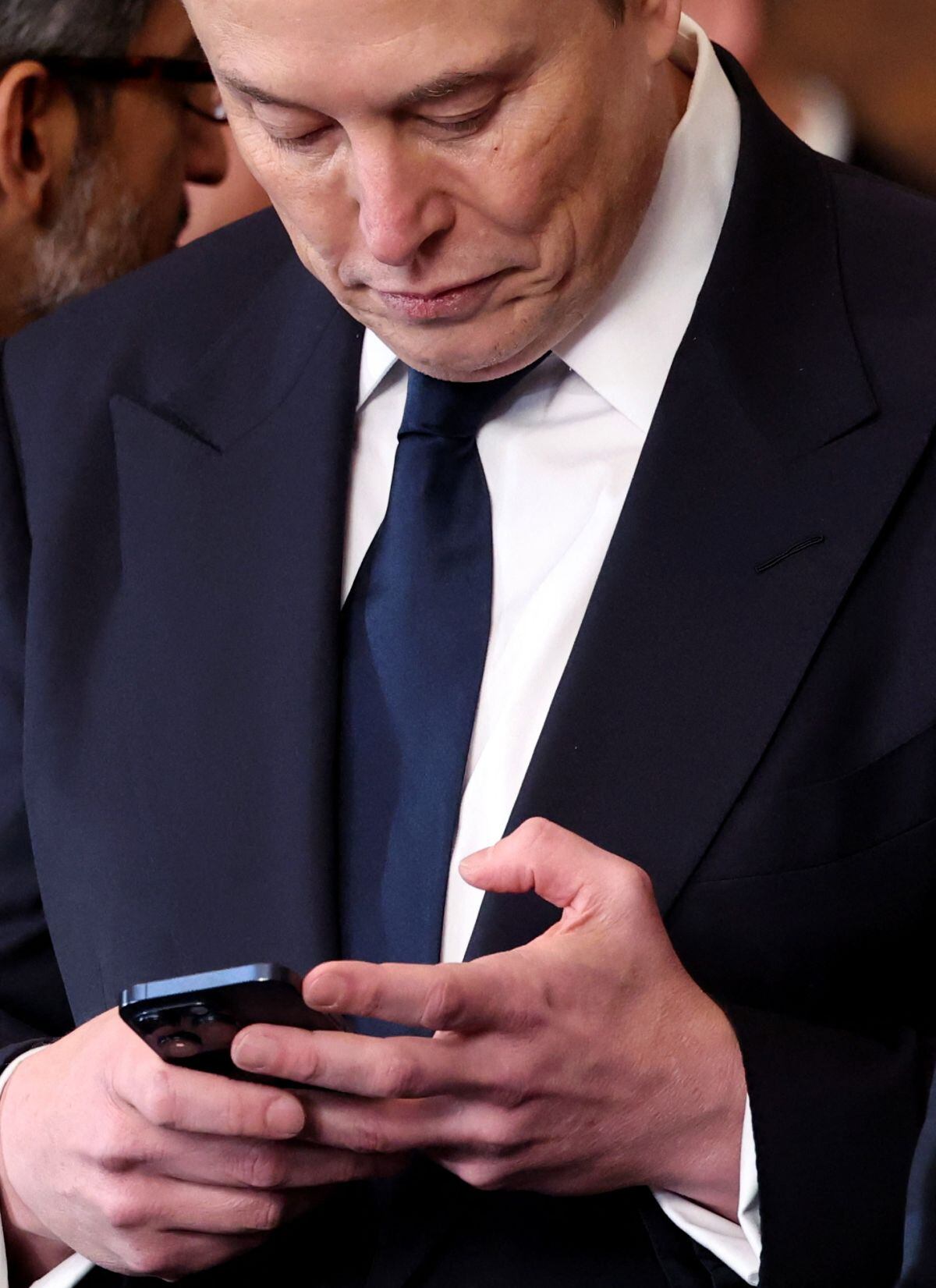 Elon Musk, director ejecutivo de SpaceX, X y Tesla, mira su teléfono durante la toma de posesión de Donald Trump como 47.º presidente de los Estados Unidos en la Rotonda del Capitolio de los Estados Unidos en Washington, DC, el 20 de enero de 2025 (Foto: Kevin Lamarque / POOL / AFP)