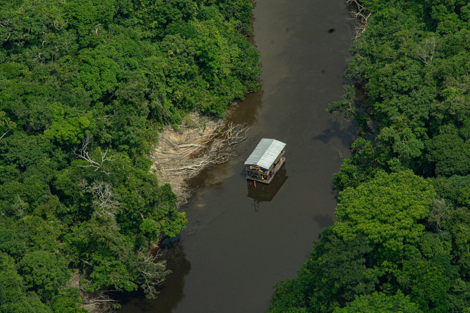Imagen principal: Draga en el río Purité entre Brasil y Colombia, al límite del Parque Nacional Amacayacu. Crédito: Alianza Regional Amazónica para la Reducción de los Impactos de la Minería de Oro.
