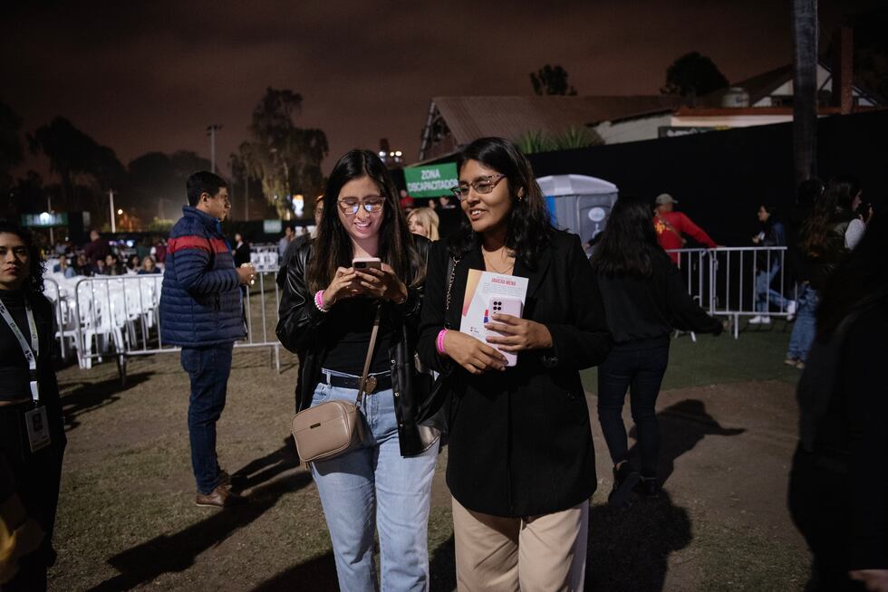 Las puertas del Círculo Militar se abrieron desde las 5pm. Había gente de toda las edades...