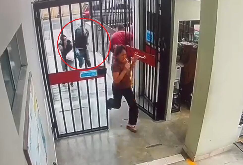 Ataque contra la mujer fue captado por las cámaras de seguridad en Jesús María. (Foto: Captura Latina Noticias)
