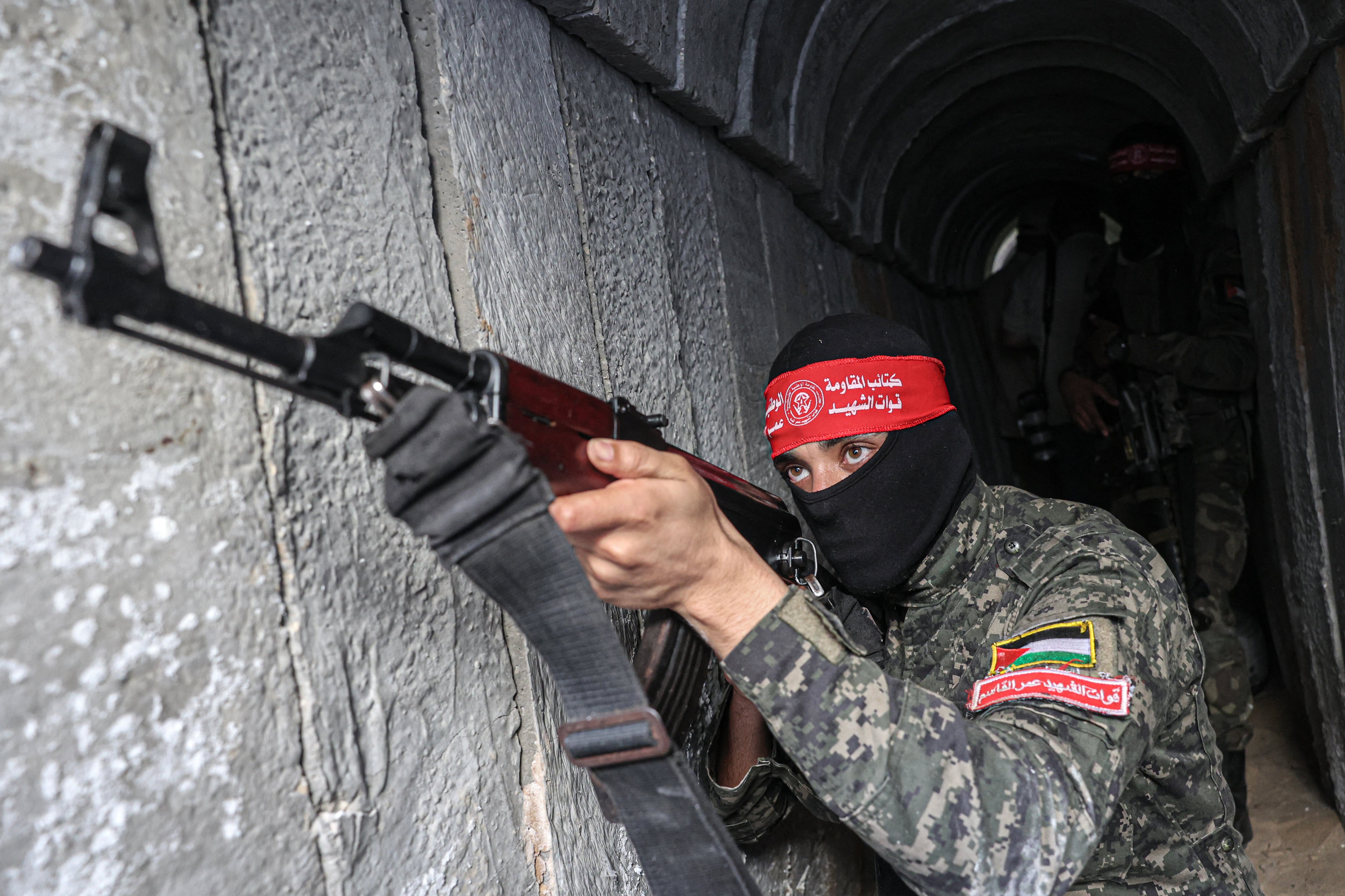Combatientes del Frente Democrático para la Liberación de Palestina (FDLP) caminan por un túnel en el sur de la Franja de Gaza, el 19 de mayo de 2023. (Foto de SAID KHATIB / AFP).