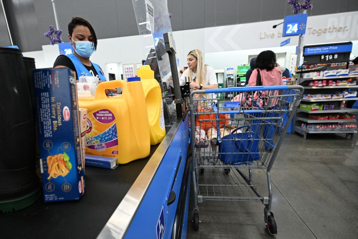 Un cajero escanea artículos en una tienda Walmart en Burbank, California, el 15 de agosto de 2022 (Foto: Robyn Beck / AFP)