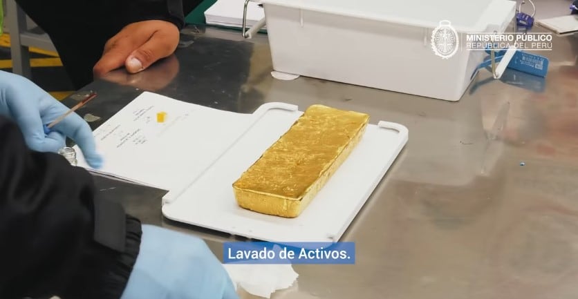La barra de oro permitió a la fiscalía del Callao identificar una posible red de empresas y personas inmersas en el procesamiento y exportación de oro ilegal