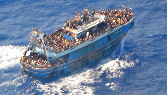 Vista aérea tomada desde un helicóptero de rescate de migrantes a bordo de un barco pesquero en las aguas frente a la costa del Peloponeso en Grecia el 13 de junio de 2023. (Foto de GUARDIA COSTERA HELÉNICA / AFP)