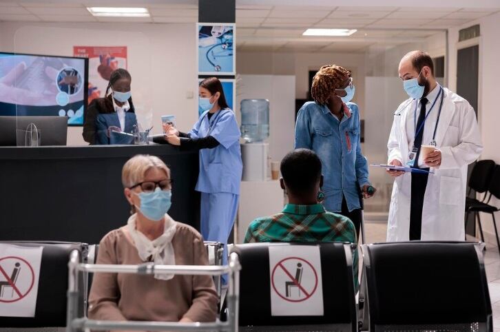 La tiktoker señaló que el sistema de salud estadounidense "es un negocio", denunciando que ven al paciente como un "cliente". (Foto referencial: DC Studio / Freepik)