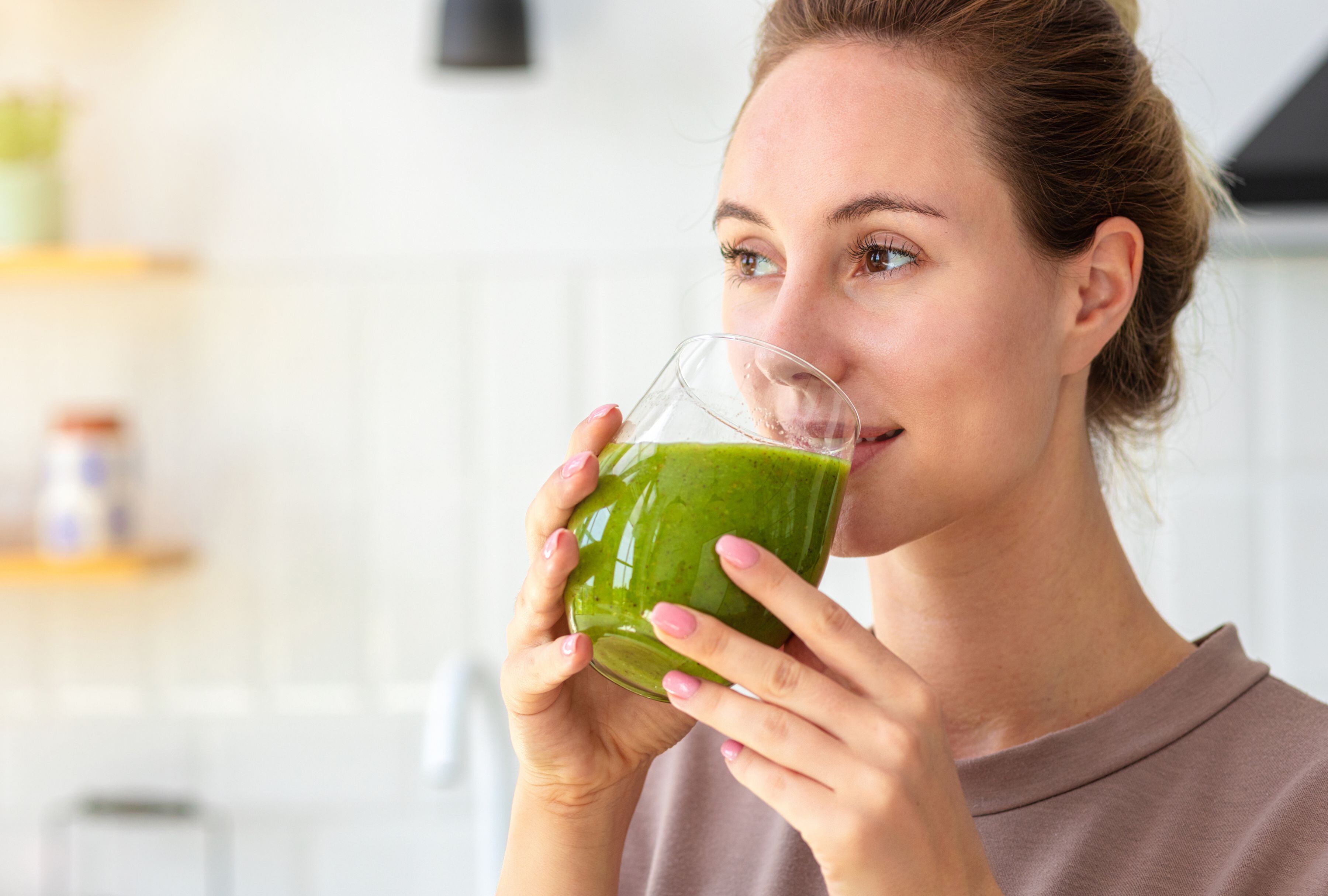 Seguir una dieta corta en donde solo tomes jugos puede que no sea una opción tan saludable como crees. (Foto: KucherAV / IStock)